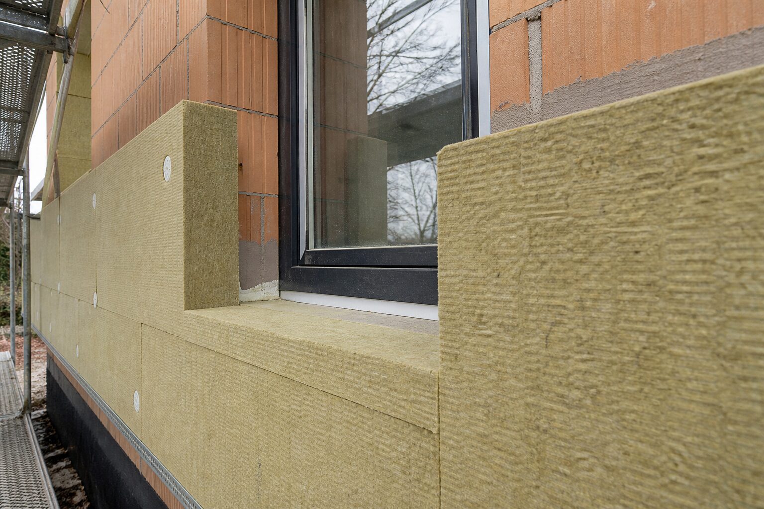 Mineralwolle-Dämmplatten an einer Außenwand, Dämmung in die Fensterlaibung geführt